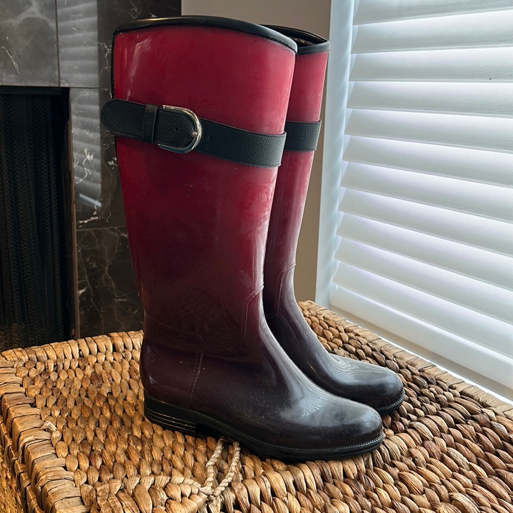 Dav rain boots.